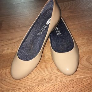 New Dr Scholls size 7.5 patten leather flat shoes Tan